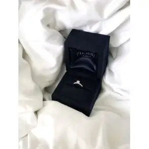 白金圆形钻石 6 爪订婚戒指 - 照片 7